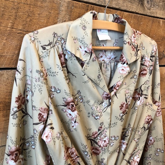 Vintage | Floral Print Button-down Blouse - Picture 2 of 10